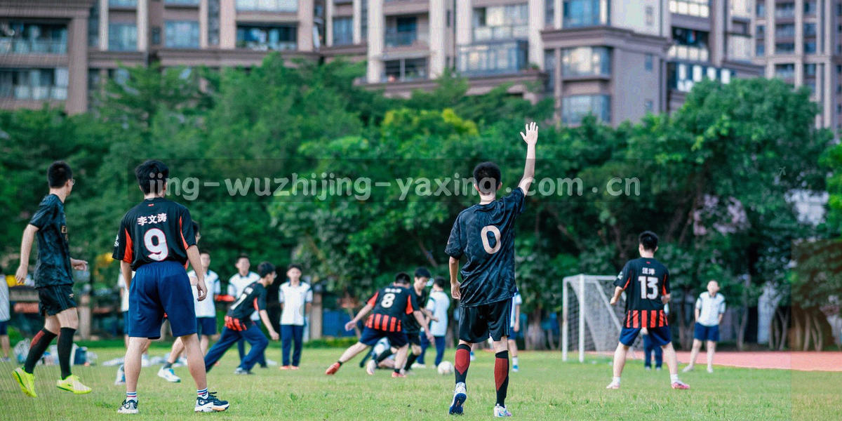 深蓝底色上由细小方块与线条交织成的数据纹样